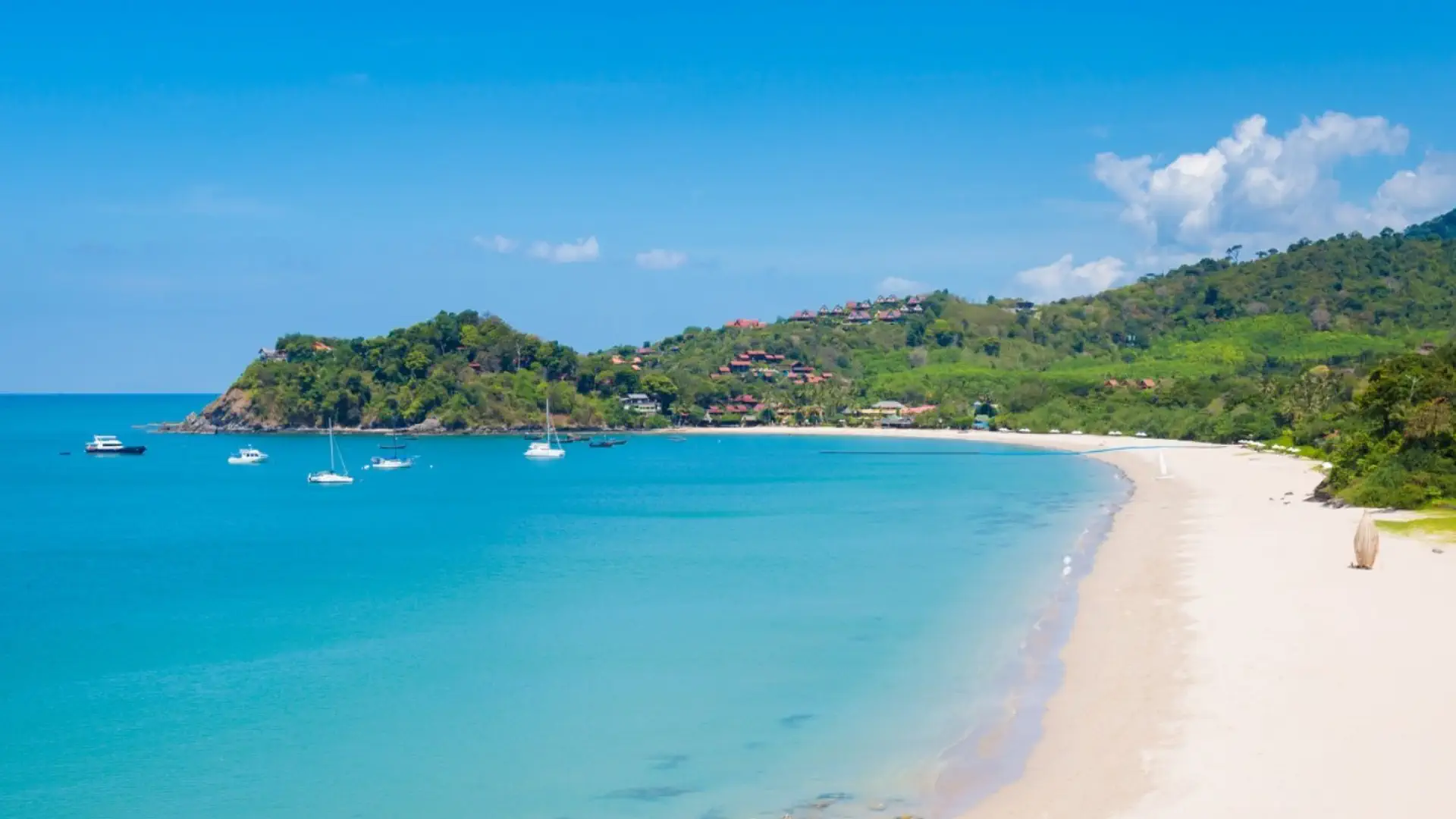Plaża i turkusowa zatoka na wyspie Ko Lanta w Tajlandii